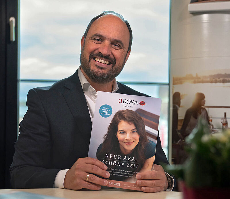 Arosa-Vertriebsdirektor Marius Griego mit dem neuen Magalog für die Saison 2023. Foto: Arosa