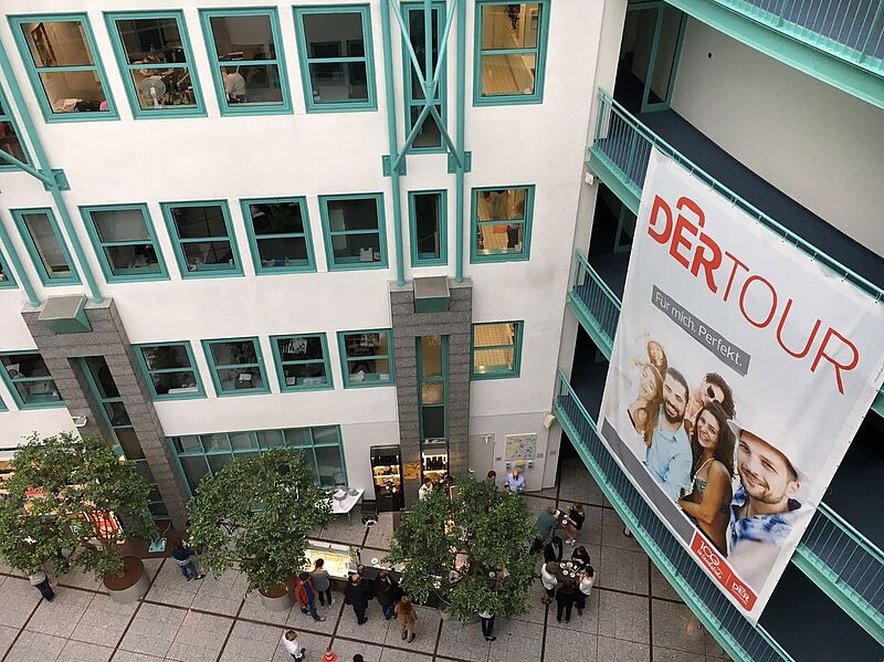 Dertour-ZenBild in das Gebäude von Dertour, rechts hängt der Schriftzug Dertourtrale in Frankfurt am Main: Nach dem Umbau der Technik kehrt der Reisekonzern zu alter Stärke zurück