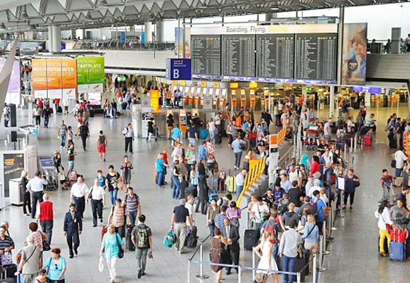 Fluggäste, hier in Frankfurt, müssen am Dienstag längere Wartezeiten am Check-in hinnehmen