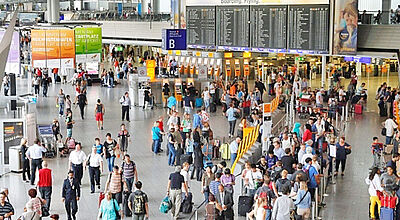 Fluggäste, hier in Frankfurt, müssen am Dienstag längere Wartezeiten am Check-in hinnehmen