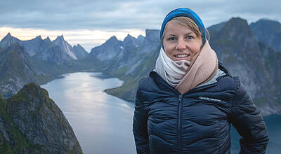 Jennifer Klatt verstärkt das Vertriebsteam der norwegischen Reederei in Deutschland. Foto: Hurtigruten Die neue Hurtigruten-Mitarbeiterin Jennifer Klatt vor norwegischer Fjordlandschaft