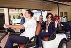 Bo Diehr und Frank Müller mit einem Fahrer in einem offenen Wagen