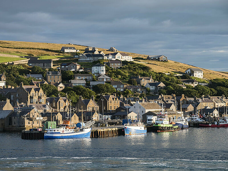 Die Orkney- und die Shetlandinseln – im Bild Stromness auf Mainland – kann man mit Travelling Britain nun auch im Rahmen einer Wanderreise erkunden. Foto: Nicola Colombo/istockphoto.com