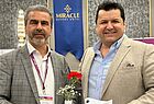 Osman Benzer vom Reisebüro Benzer Touristik in Peine (links) mit Mustafa Ergun, Sales-Director des Gastgeberhotels Miracle Resort