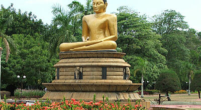 Buddhastatuen in den unterschiedlichsten Varianten findet man überall auf Sri Lanka