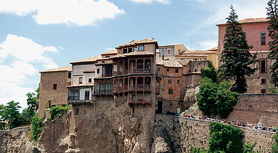 Im berühmtesten der hängenden Häuser Cuencas ist heute ein Museum für Abstrakte Kunst untergebracht.
