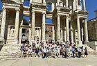 Die Gruppe vor der berühmten Celsius-Bibliothek in Ephesus