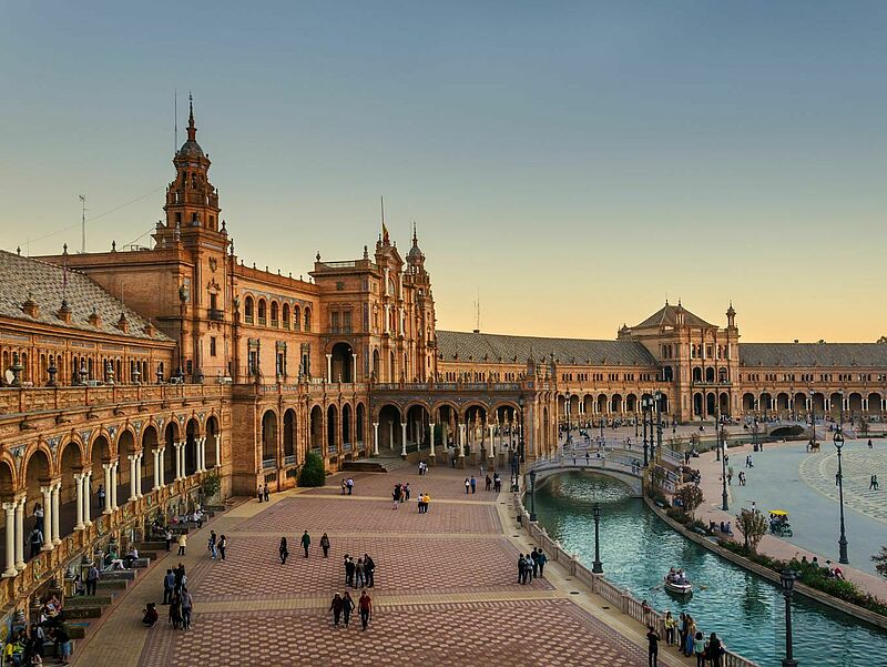 Auch für Reisen nach Sevilla müssen geimpfte und genesene Urlauber keinen QR-Code mehr generieren. Foto: Ruhey/iStockphoto