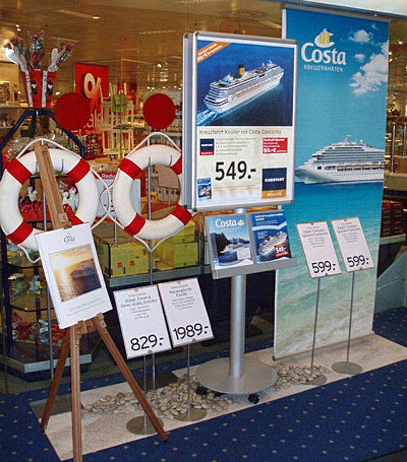 Costa im Reisebüro: Die britischen Kollegen sind derzeit not amused.