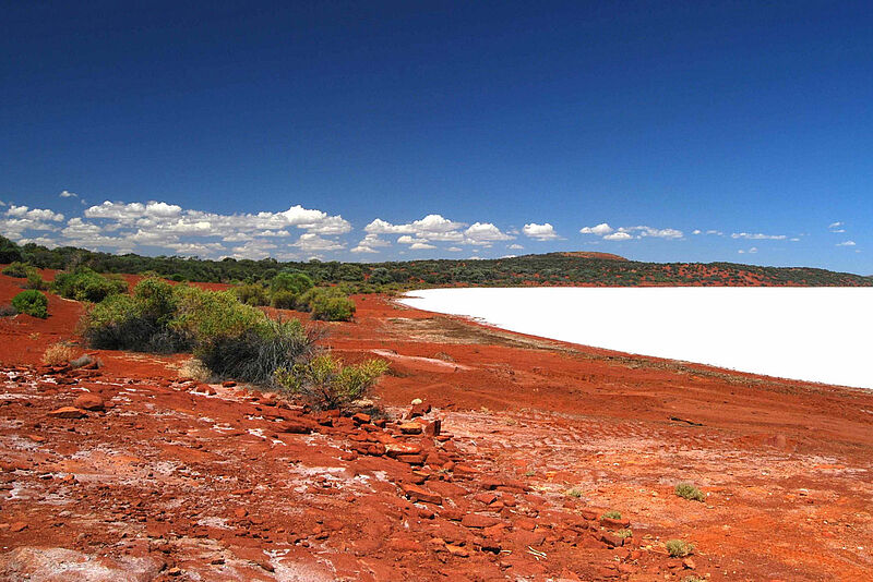 So stellt man sich Südaustralien vor: Gawler Ranges mit dem Lake Gairdner nordwestlich von Adelaide. Foto: Boomerang Reisen