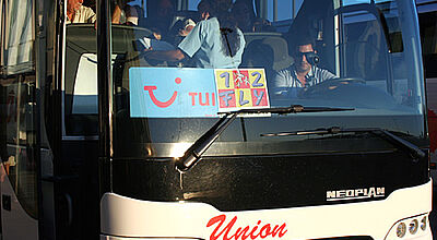 Am Ende sitzen die Gäste im gleichen Bus: Seit knapp einem Jahr können Reisebüros 1-2-Fly auch ohne eigene TUI-Agentur verkaufen
