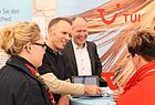Es geht auch ohne Booklets, besser sogar: TUI-Vertriebs-Manager Christian Scheunemann und Vertriebsdirektor Michael Knapp auf der Reisemesse