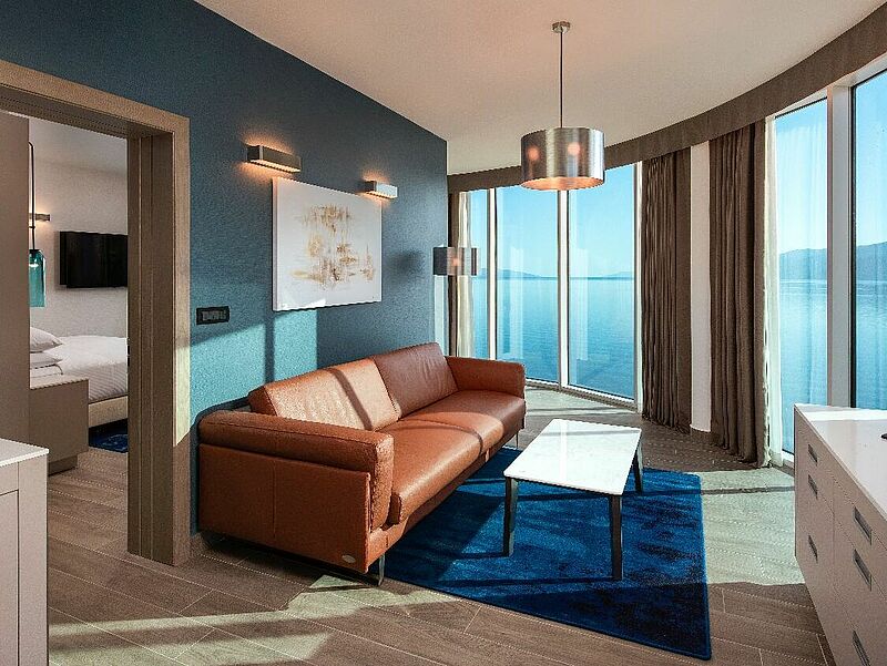 Versprechen nicht zu viel: die „Panoramic Suites“ im neuen Hilton-Hotel an der Adria. Foto: Hilton