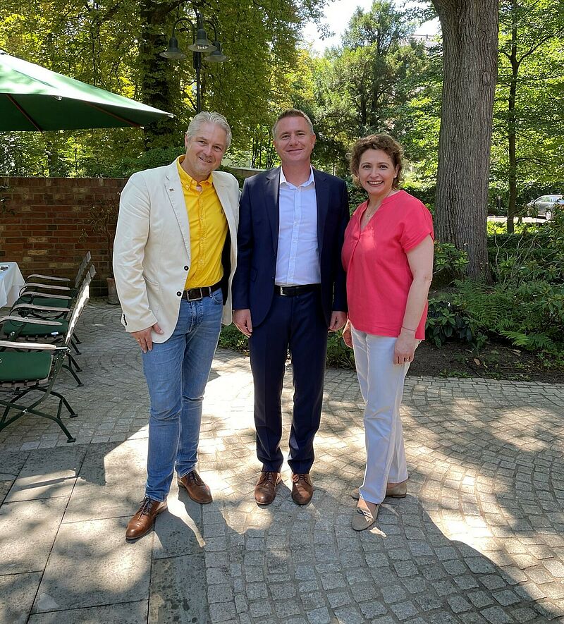 Diskutierten in Frankfurt die Lage der Touristik (von links): Carsten Seelmeyer, Deniz Ugur und FDP-Politikerin Nicola Beer