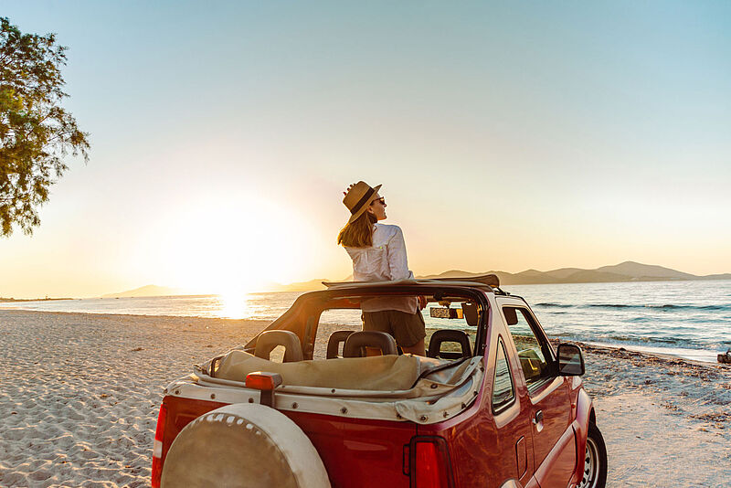 Gute Nachricht für Mietwagenurlauber: Autos sind nochmal günstiger geworden. Foto: blackCAT/istockphoto