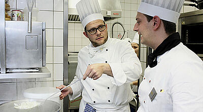 Unerkannt am Herd: Best-Western-Chef Marcus Smola (links) in der Hotelküche