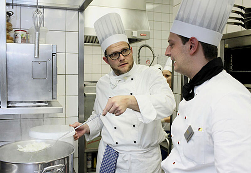 Unerkannt am Herd: Best-Western-Chef Marcus Smola (links) in der Hotelküche