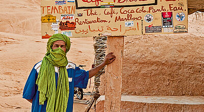 Mohammed vor seinem Café inmitten der Wüste