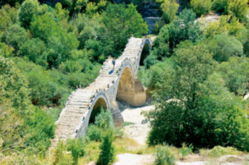 Entdeckungen in Epirus: eine Steinbrücke aus dem vergangenen Jahrhundert.