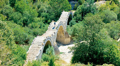 Entdeckungen in Epirus: eine Steinbrücke aus dem vergangenen Jahrhundert.