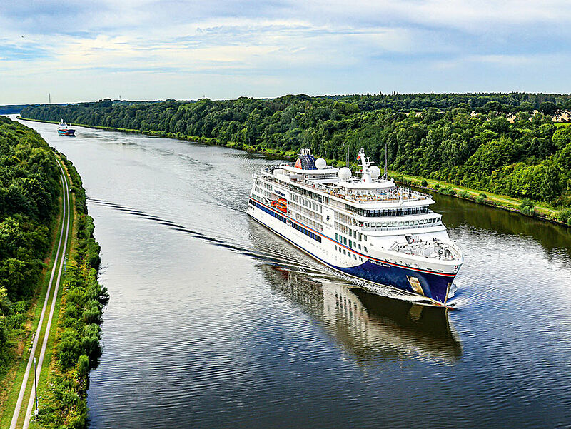 Auch die Tagespassage des Nord-Ostsee-Kanals ist ein Highlight der Premierenreisen. Modell: Hapag-Lloyd Cruises