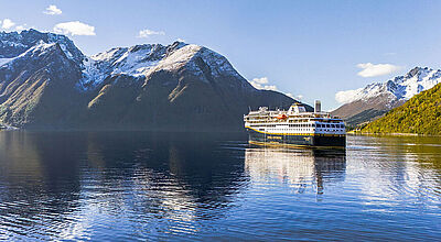 Kreuzfahrtschiff in norwegischem Fjord