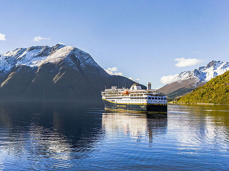 Kreuzfahrtschiff in norwegischem Fjord