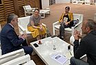 Murat Kizilsac, Deutschland-Chef von Anex Tour und Pressesprecherin Kathrin Rüter im Gespräch mit Sandra Zurek (TIP) und ta-Chefredakteur Matthias Gürtler (ganz rechts)