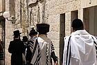 Orthodoxe Juden auf dem Weg zum Shabbat-Gebet