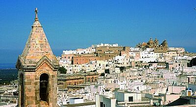 Das Städtchen Ostuni mutet mit seinem Gassengewirr orientalisch an. Foto: aze