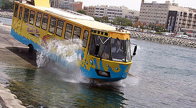 Im Amphibienfahrzeug rollt man bei der Stadtrundfahrt zu Land und zu Wasser durch das Emirat.