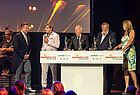Jörg Draeger, Werner Schulze-Erdel und Harry Wijnvoord mit den Sonnenklar Moderatoren Mary Amiri und Kai Pätzman. Foto: Max-Josef Kuchler/Sonnenklar TV