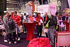 Menschen am Stand von Dertour