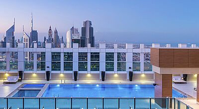 Blick auf Dubai: Dachterrassen-Pool im neuen Sheraton Grand Hotel