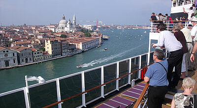 Das Weltkulturerbe Venedig sollen Touristen künftig nicht mehr mit dem Kreuzfahrtschiff besuchen können