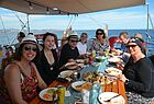 Der Famtrip Los Cabos freut sich über das frisch zubereitete Essen an Bord der Tu enamorado