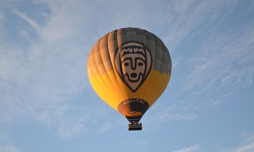 Ein Heißluftballon über den Wolken