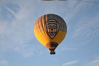 Ein Heißluftballon über den Wolken