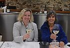 Gut für Golf- und Luxusgruppen zum Kombinieren: Weinprobe im Weinkeller Alta Alella, hier Andrea Tscharntke (li) und Majda Schmidt 
