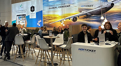 Ein Messestand des Flugticket-Großhändlers Aerticket auf der Reisemesse ITB in Berlin mit Menschen, die im Gespräch sind
