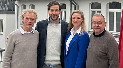 Gruppenaufnahme von Roger Schulze, Ambros Gasser, Constanze Köhler und Ulrich Mühlberger vor Gebäude