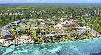 Luftaufnahme eines Strandresorts auf Sansibar