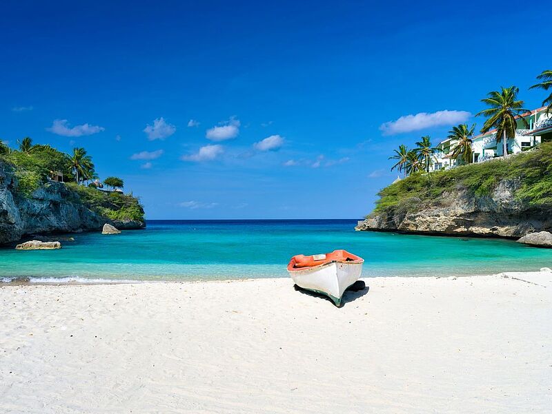 Warme Temperaturen und Ausblicke wie diese locken im Winter wieder viele Urlauber in die Karibik. Foto: cdwheatley / iStockphoto
