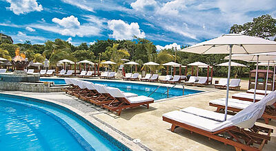 Chillen am Strand: Beachclub des modernisierten Sandals Ochi Beach Resor