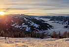 Sonnenuntergang über den Bergen von Ski Amadé, Österreichs "größtem Skivergnügen" mit 760 Kilometer Pisten und 270 Liften mit nur einem Skipass