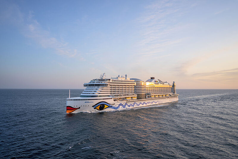 Aida-Schiff Perla auf dem Meer bei Sonnenschein