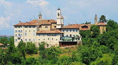 Ein Schloss liegt auf einem Hügel