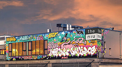 The Niu Hide steht auf dem Parkdeck eines Berliner Einkaufszentrums. Foto: Novum Hospitality