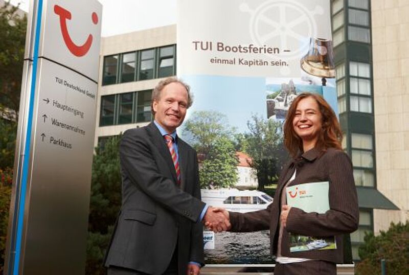 TUI vertreibt Le Boat ab 2010 exklusiv – im Bild Friederike Haussmann (Le Boat) und Michael Knapp (TUI).
