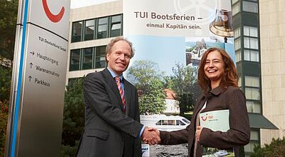 TUI vertreibt Le Boat ab 2010 exklusiv – im Bild Friederike Haussmann (Le Boat) und Michael Knapp (TUI).